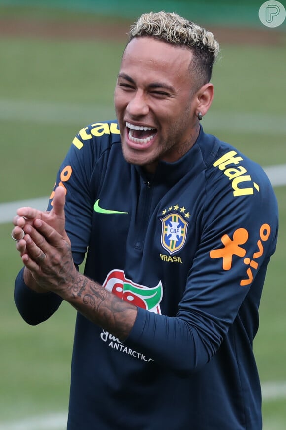 Neymar exibe cabelo mais curto e sai mancando em treino na Rússia nesta sexta-feira, dia 19 de junho de 2018