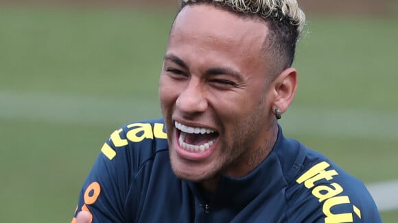 Neymar exibe cabelo mais curto e sai mancando em treino na Rússia. Veja fotos!
