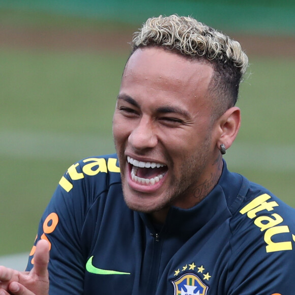 Neymar exibe cabelo mais curto e sai mancando em treino na Rússia nesta sexta-feira, dia 19 de junho de 2018