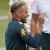 Neymar brinca com colegas de seleção durante treino em Socchi