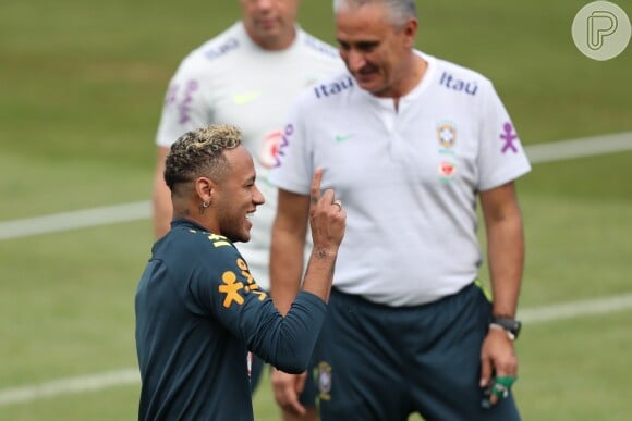 Neymar brinca com colegas de seleção durante treino em Socchi