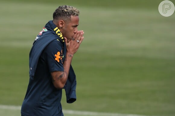 Neymar treinou antes do jogo do Brasil contra a Costa Rica na sexta (22)
