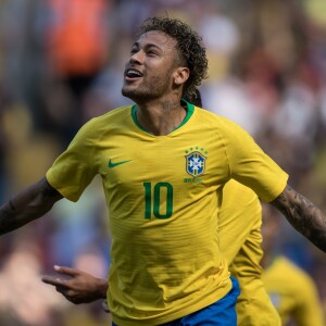 Bruna Marquezine acompanhou o jogo da seleção brasileira contra a Suíça, na Copa do Mundo da Rússia, ao lado de amigos