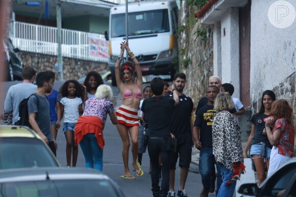 Alessandra Ambrosio se diverte com moradores do Vidigal, no Rio