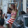 Alessandra Ambrosio toca chocalho durante ensaio fotográfico no Morro do Vidigal