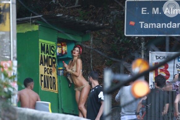 Alessandra Ambrosio exibe corpo em forma no Morro do Vidigal, no Rio