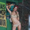 Alessandra Ambrosio mostra sensualidade em ensaio fotográfico no Morro do Vidigal, no Rio de Janeiro