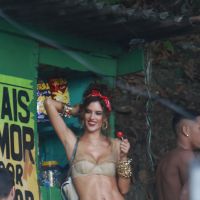 Alessandra Ambrosio posa de biquíni para ensaio no Morro do Vidigal, no Rio