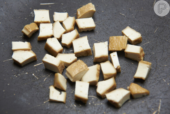 Corte o tofu em cubinhos para a montagem da salada