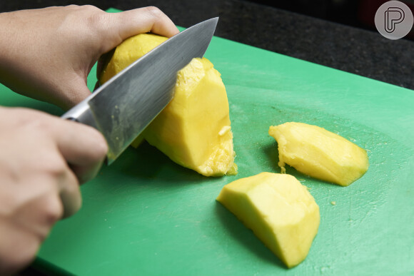 Na sequência, corte os 70 g de abacate em lâminas