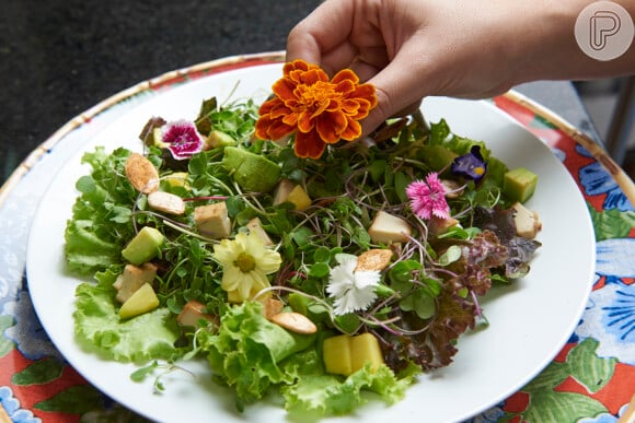 Adicione a maionese de tofu por cima e, se desejar, acrescente algumas flores comestíveis para a decoração