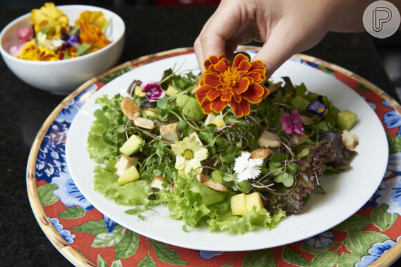 Veja como montar uma salada fácil e diferente com tofu e castanhas!