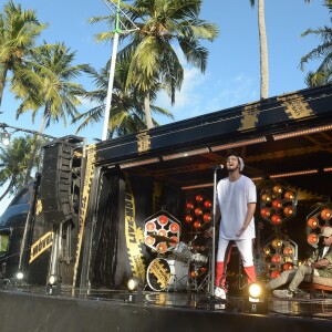 Luan Santana se apresentou em um palco montado em um caminhão em Maceió, Alagoas