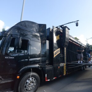 Um caminhão estacionou na orla de Macéio e Luan Santana se apresentou no local