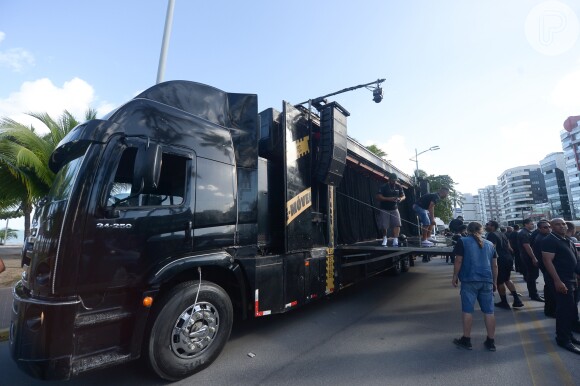 Um caminhão estacionou na orla de Macéio e Luan Santana se apresentou no local