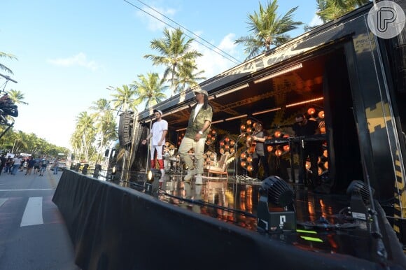 Luan Santana divide palco com Mc Kekel durante apresentação em Fortaleza