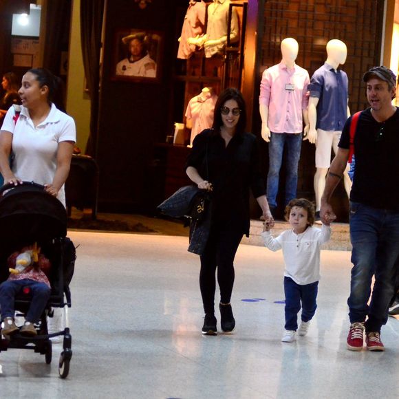 Alexandre Nero foi fofografado com a mulher, Karen Brusttolin, e o filho, Noá, de 2 anos, nesta quinta-feira, 21 de junho de 2018