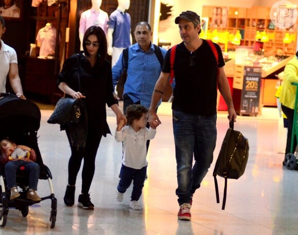 Alexandre Nero foi clicado com a família em um aeroporto do Rio nesta quinta-feira, 21 de junho de 2018