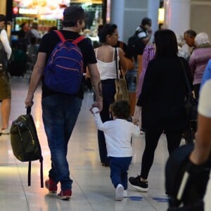 Alexandre Nero passeou por aeroporto do Rio de mãos dadas com filho, Noá