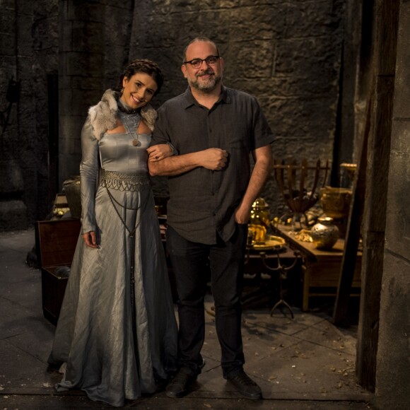 Paula Fernandes posou para fotos com Fabrício Mamberti, diretor artístico de 'Deus Salve o Rei'