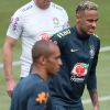 Neymar exibiu cabelo mais curto e deixou treino mancando
