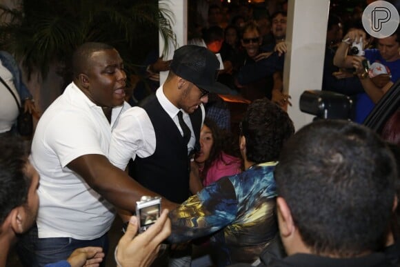 Neymar apenas observou a fã e esperou que sua equipe de segurança a contivesse