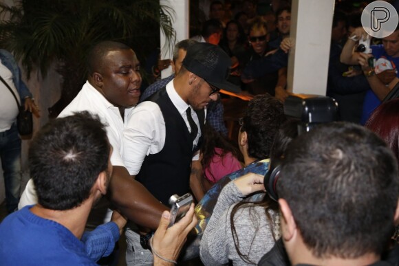 Diversos fãs esperavam pela saída de Neymar da churrascaraia onde assistiu ao último capítulo da novela 'Em Família' com Bruna Marquezine