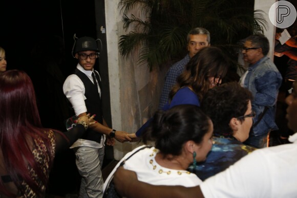 Neymar, acompanhado de Bruna Marquezine, foi assediado por fãs ao deixar a churrascaria onde foi exibido o último capítulo de 'Em Família', em 19 de julho de 2014
