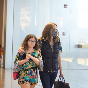Ana Furtado escolheu um look confortável para o passeio com a filha, Isabella