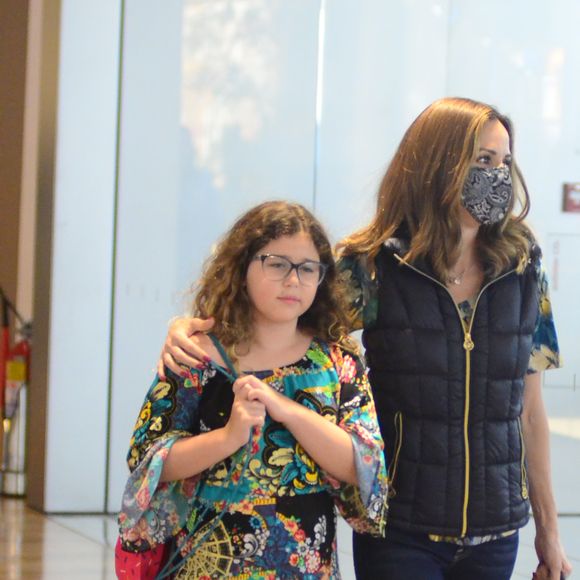 Ana Furtado escolheu um look confortável para o passeio com a filha, Isabella