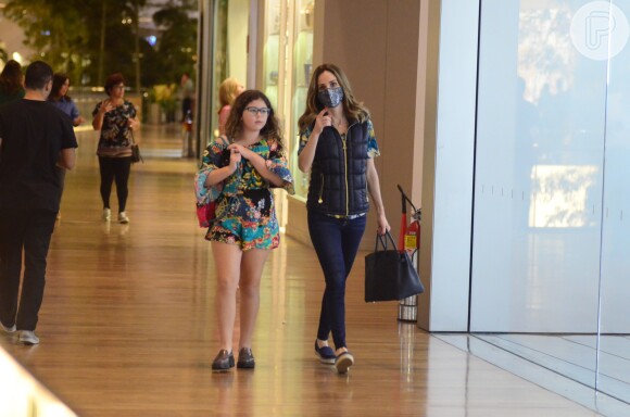 Ana Furtado acena para fotógrafo durante passeio em shopping no Rio de Janeiro
