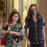 Ana Furtado, de máscara estampada por tratamento de câncer, passeia com a filha