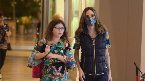 Ana Furtado, de máscara estampada por tratamento de câncer, passeia com a filha