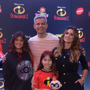 Sábado em família no cinema! Flávia Alessandra e Otaviano Costa levaram as filhas, Giulia e Olívia, à pré-estreia de filme em que são dubladores