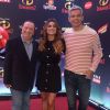 Flávia Alessandra posa com Raul Gil e o marido, Otaviano Costa, em pré-estreia de 'Os Incríveis 2'