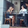 Ticiane Pinheiro e Cesar Tralli almoçam na área externa de restaurante e são fotografados por paparazzi