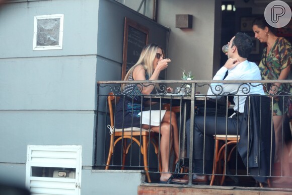 Ticiane Pinheiro e Cesar Tralli almoçam na área externa de restaurante e são fotografados por paparazzi