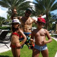 Solteiro, Daniel Alves mostra barriga sarada em Miami ao lado dos filhos