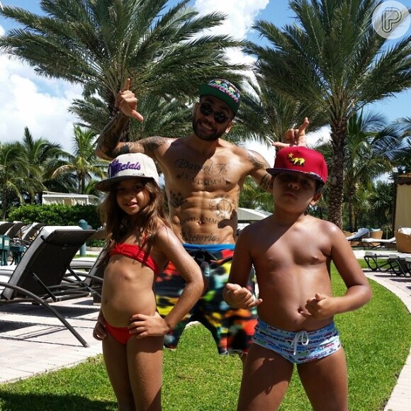 Daniel Alves está curtindo dias de sol ao lado dos filhos em Miami, nos Estados Unidos. Neste sábado, 19 de julho de 2014, o jogador publicou em seu Instagram uma foto ao lado de Victória e Daniel e legendou: 'Acaba não mundão!'