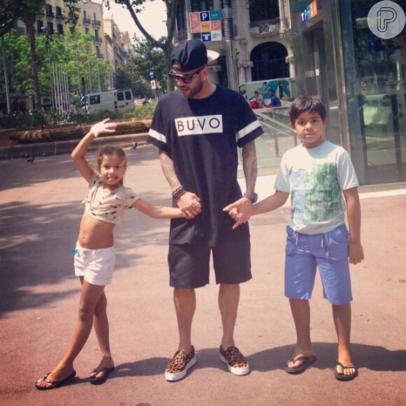 'Obrigado meu Deus por me dar um dos presentes maiores da vida, que é poder ser um pai', agradeceu Daniel Alves na legendada foto do Instagram
