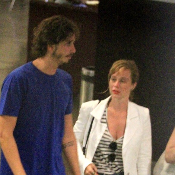 Mariana Ximenes está em Portugal com amigos e o namorado, Felipe Fernandes