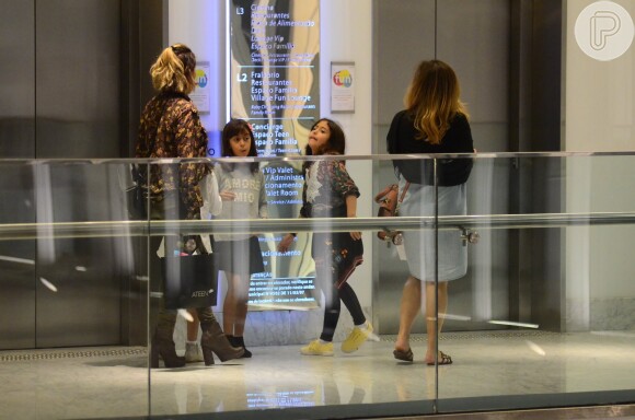 Antonia e Sofia, de 8 anos, apareceram em looks cheios de estilo para o passeio com a mãe, Giovanna Antonelli