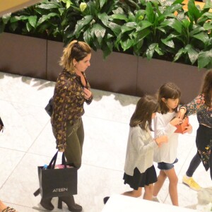 Giovanna Antonelli foi ao shopping com as filhas gêmeas, Antonia e Sofia, uma amiga e outra coleguinha das meninas