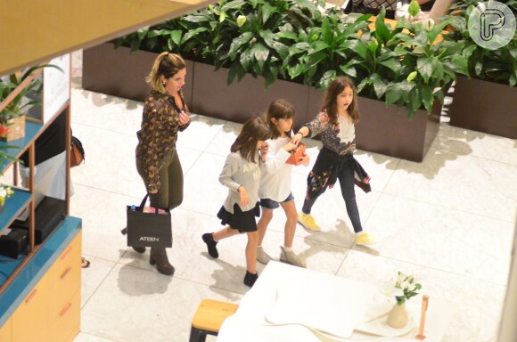 Giovanna Antonelli passeia no shopping Village Mall com as filhas, Antonia e Sofia, e uma amiga das meninas