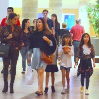 Giovanna Antonelli se diverte em shopping com as filhas gêmeas, Antonia e Sofia