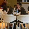 Giovanna Antonelli conversa com as filhas gêmeas, Antonia e Sofia, durante lanche