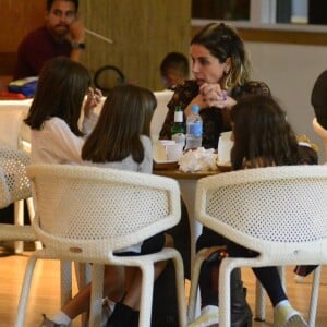 Giovanna Antonelli conversa com as filhas gêmeas, Antonia e Sofia, durante lanche