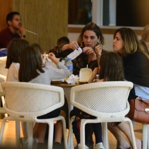 Giovanna Antonelli e as filhas gêmeas, Antonia e Sofia, se divertiram durante dia de folga da atriz