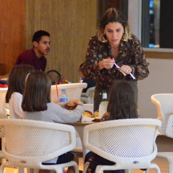 Giovanna Antonelli ajuda as filhas durante lanche em shopping no Rio de Janeiro