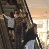Giovanna Antonelli conversa com as filhas gêmeas, Antonia e Sofia, ao subir escada rolante no Rio